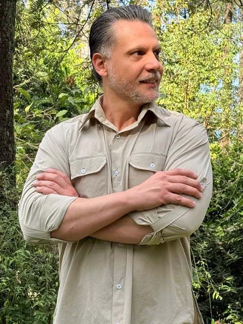 Profissional em ambiente externo vestindo a Camisa de Campo areia.