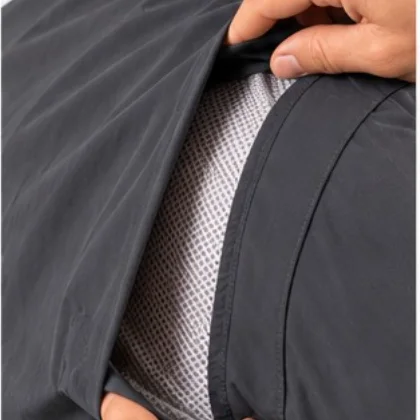 A pala das costas levantada pela mão, mostrando a tela de ventilação por baixo.