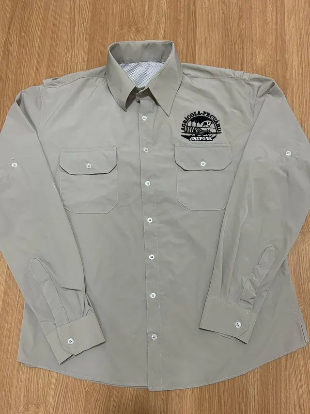 Camisa de Campo areia com o bordado da marca do cliente no peito.