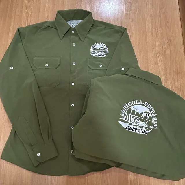 Duas Camisas de Campo verdes com o bordado da marca do cliente no peito e nas costas.