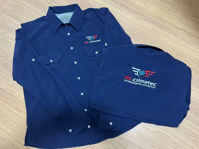 Camisas de Campo azul marinho com o bordado colorido da marca do cliente no peito e nas costas.