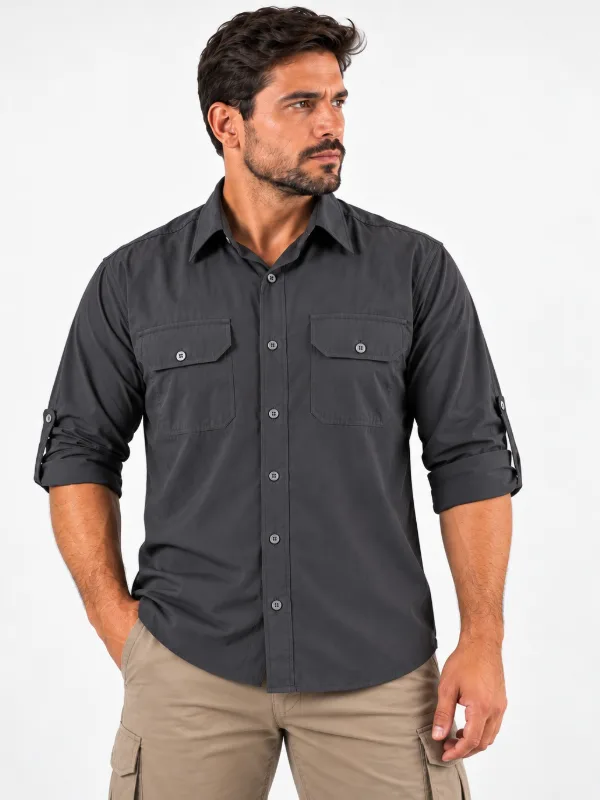 Camisa de Campo Fortevest na cor Cinza Chumbo, com a manga arregaçada e presa pela lapela.